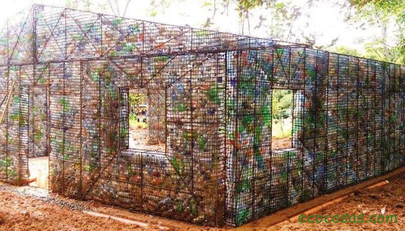 Conoce la ecoaldea donde todas las casas son hechas con botellas PET 1 ecoaldea-botellas-pet